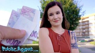 Mutatós kicsike Eliss meztelenül pózol amatőr fotózáson