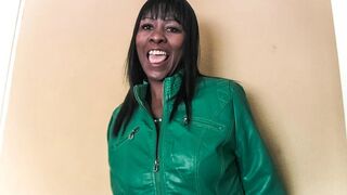 Fekete milf hamis állásinterjú fehér farokkal szétkúrelva és arcra élvezés