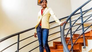 Fekete amatőr casting forgatás irodai fotózásra keményen megbassza a kolosszális faszú producer