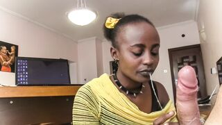 Nyakörves fekete céda nyáladzik a főnök kukacán