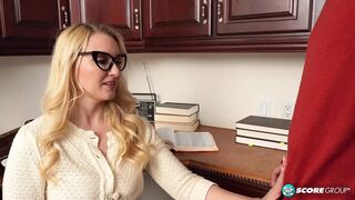 Gyönyörű 40-es Julia Robbie és a tini fickó