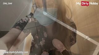 Lina Love mellbimbós leányzó masturbál közkonyhában