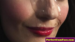 Szemrevaló csipkés szépség gigászi adag arcon