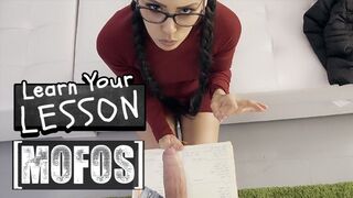 Andreina Deluxe vizsgára tanul, jordi inkább a ciccseit és ánuszát tanulmányozza