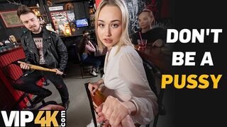 Bátor szöszi pornósztár bassza idegen pasit a bárban