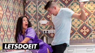 A csinos szobalány Jade Presley kitakarít és leszopja a kolosszális faszkat a forró szálláson