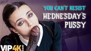 Lispy wednesday dugta a nevelő apa termetes faszát mint egy igazi kutyaként