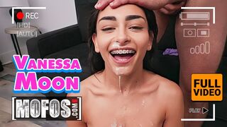 Vékony fekete bőrű Vanessa Moon megküzd jmac termetes farkával minden pózban