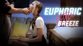 Cuki tinédzser Breezy Bri kinky hangulatban csábítja a nevelő atyja barátját szexy alsóruhában