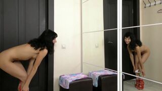 Fiatal szuka szőrös puncival masturbál a tükör előtt