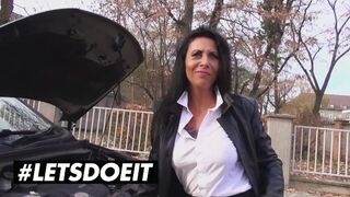 Lady Paris csábító mellei remegnek a szabadtéri farkasütés izgalmaitól