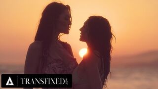 Alkonyat után kíméletlen baszás: Tori Easton durván megdugja Charlotte Sins bikini babát