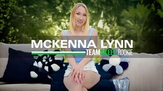 Mckenna Lynn legelső pornója: szöszi bige vad faszas kalandja