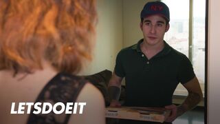 Megcsaló vagina Arian Joy először a barátját baszogatja, aztán a kézbesítő fickó megdugja jól