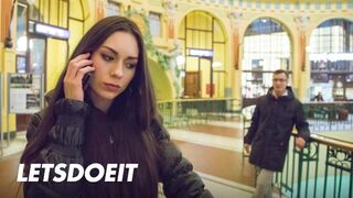 Arwen Gold szűk punciba vágyik egy külföldi fallosza kalandra