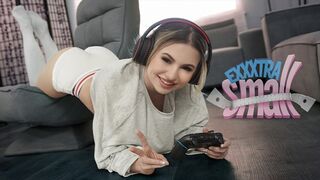 Pici tinédzser nőci Aria Banks elkapja magas mostohabátyját Chris Epicet, aki a szobájában veri a lőcse
