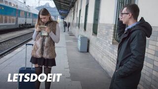 Selvaggia fiatal kiscsaj felfogta Charlie Dean termetes faszát egy gyors pov dugásra