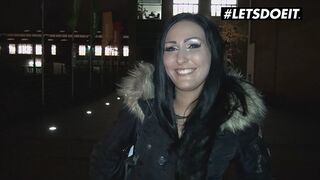 Mira grey német afrikai örömlány kúrja az idegent pénzért a buszon