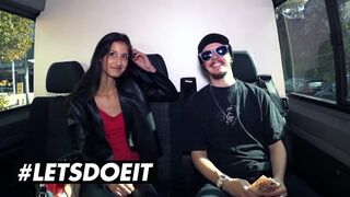 Sovány afró amerikai Coco Kiss pénzért cidázza a termetes fekete fazt az autóban