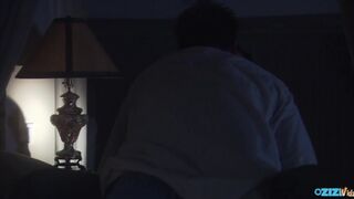 Fiatal kisasszony cidázik és lovagol a farkon ágyban lefekvés előtt