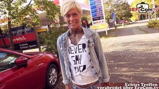 Utcán szeretkezés német benzinállomáson: pov milf cidázás