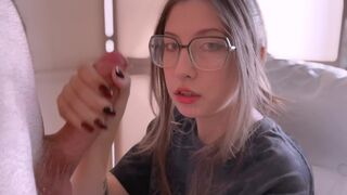 A lusta gamer fiatal cumizza a fazsat és mellkasába vesz duggást