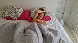Szép srác megbassza a haver feleségét, miután az lelépett, és pov videót készít neki