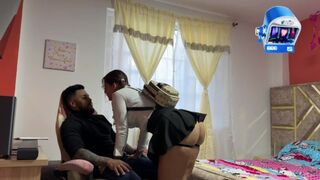 Egyedül vagyok a tesóm szép barátnőjével, és gumi nélkül megbasszuk egymást, bele is élvezek a pinájába