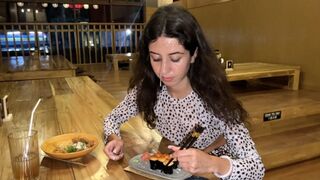 Arcára élveztem egy maca pincében, aki cumos arccal falatozik sushi gurigákon