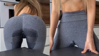 Fiatal kisasszony vadul dörzsöli magát az asztalhoz, amíg a leggingse telis-tele spriccel