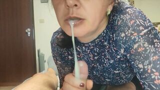 Ne mondd el senkinek! csinos milf nevelő anya szopással segít a nevelő fiának és szájába élvez