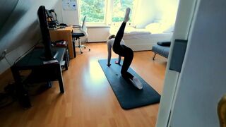 Fiatal fitnesz pipi ujjazza magát, majd keményen megbasszák