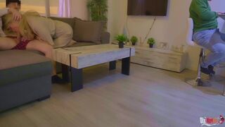 Mostohaanya cumizza a nevelő fia farkát és ánuszba reszelik a férje háta mögött