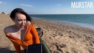 A kurva felizgult az interaktív játéktól és szopott a strandon
