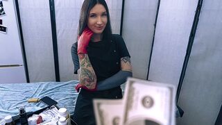 Szép nővér latex kesztyűben segít betegének spermamintát adni