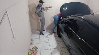 Csábító tinédzser kéjhölgy a szerelőnél kamatyol az alkalmazottal