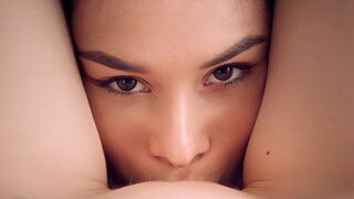 Forró leszbi pillanatok a Wow Girls csatornán - Kettő ellenállhatatlan csajszi vagina nyalása