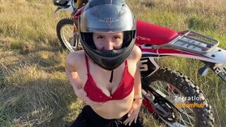 Kívánatos motoros kis csaj cumizza a motorost az enduro mezőn