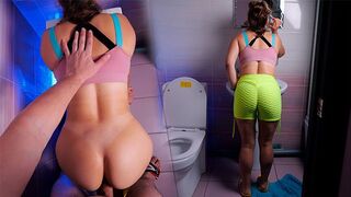 Cafka tökéletes seggel lágyan megbasszák a wc-ben!