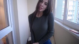 Szenvedélyes szuka tanya mutatja a cicijét