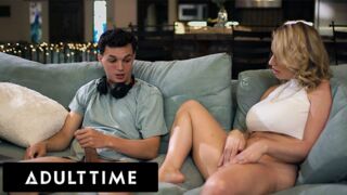 Adult Time exkluzív - Mutatós MILF elkapja mostohafiát maszti közben és csatlakozik hozzá