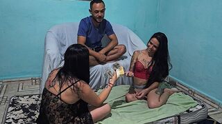 A asszonyom látni akarta, ahogy a csaja először kapja hátsó nyílásba