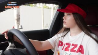 Késésért megbasztam a pizzás lányt, és egy kolosszális beleélvezéssel jutalmaztam a punciját