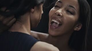 Ebony Vampire Mistress Lia Lin elcsábít egy kolumbiai termetes didkós tinédzser kishölgyet a Vampired kíméletlen domina játékában