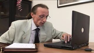 Szajha MILF titkárnő cidázza ki a mocskos főnökét