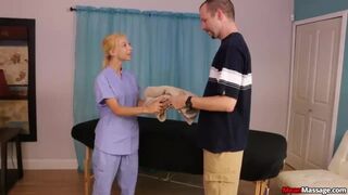 Szöszi fiatal könyörtelen boldog befejezést kínál ügyfelének a Nookiesnál