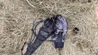 Nagyméretű fenekű érett nő leszopja a paraszt farkát a disznóólban