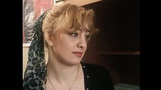 Világos Szőke nagymellű csajok szőrös puncit szopnak kolosszális farokkal retro jelenetben